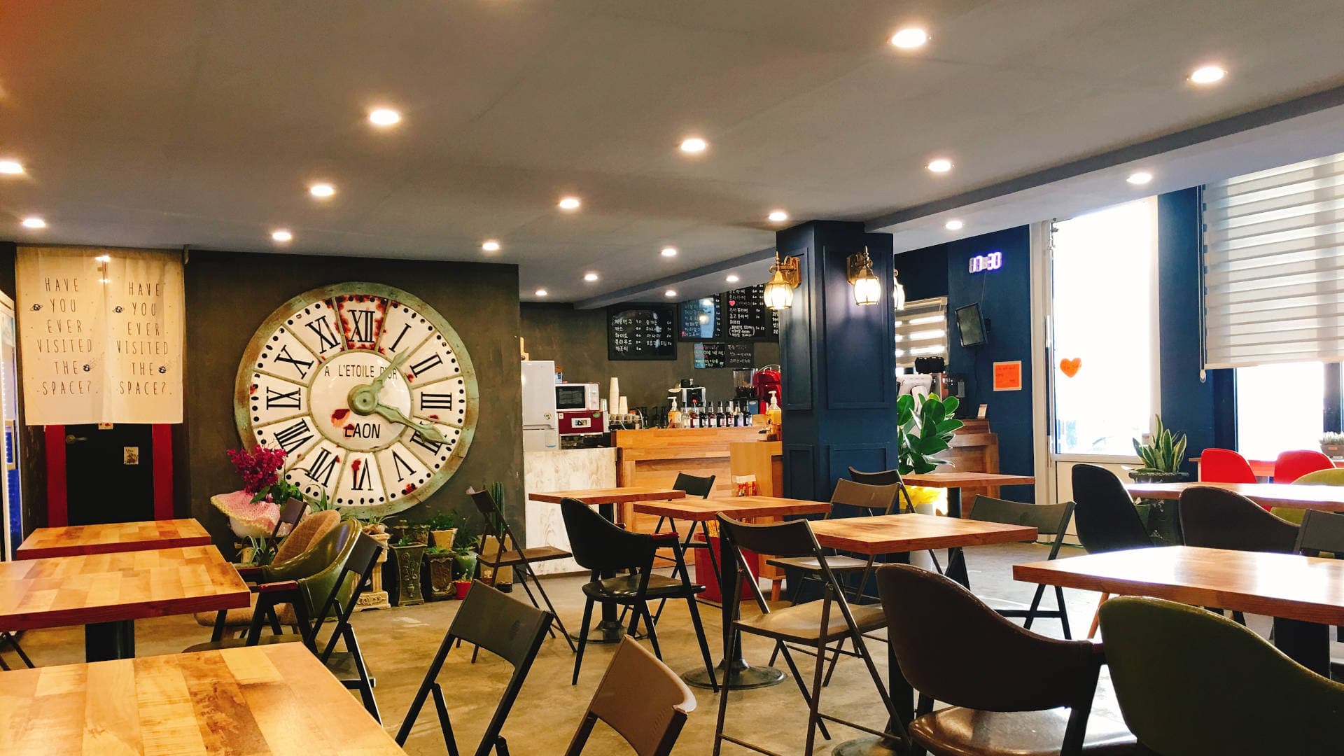 Café Hintergrund - gemütliche Atmosphäre mit Tischen und Dekoration